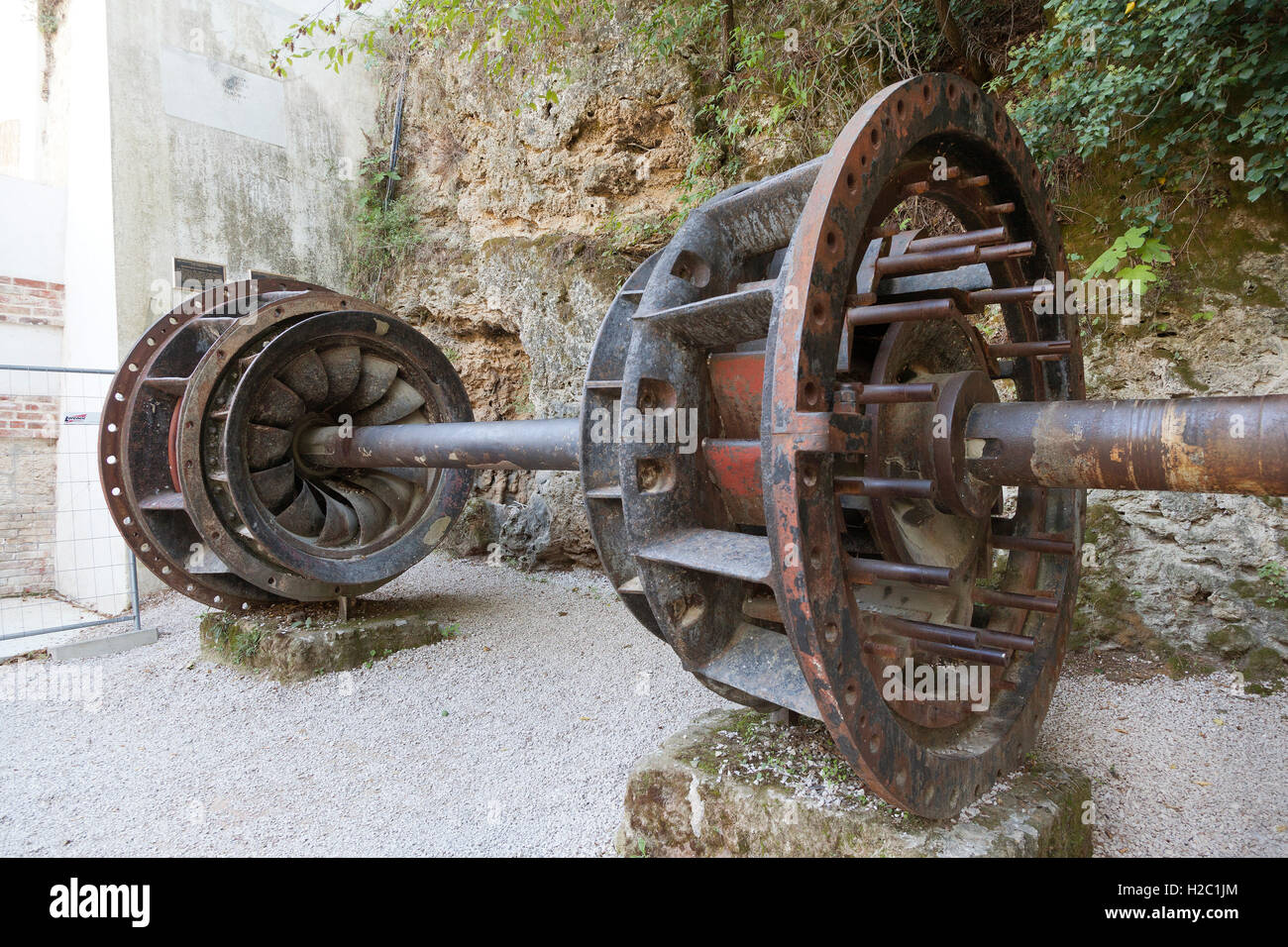 Vintage Idro Elettrica girante di turbina, sul display Jaruga Parco Nazionale di Krka, Croazia. Foto Stock