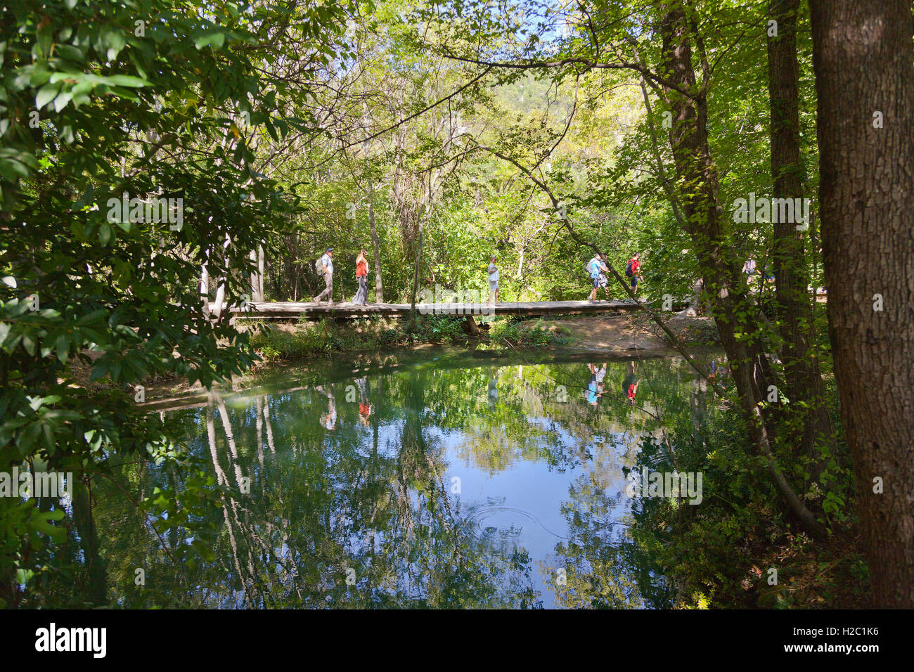Parco Nazionale di Krka, Croazia, percorso di legno passerella con i turisti, acqua riflessioni Foto Stock