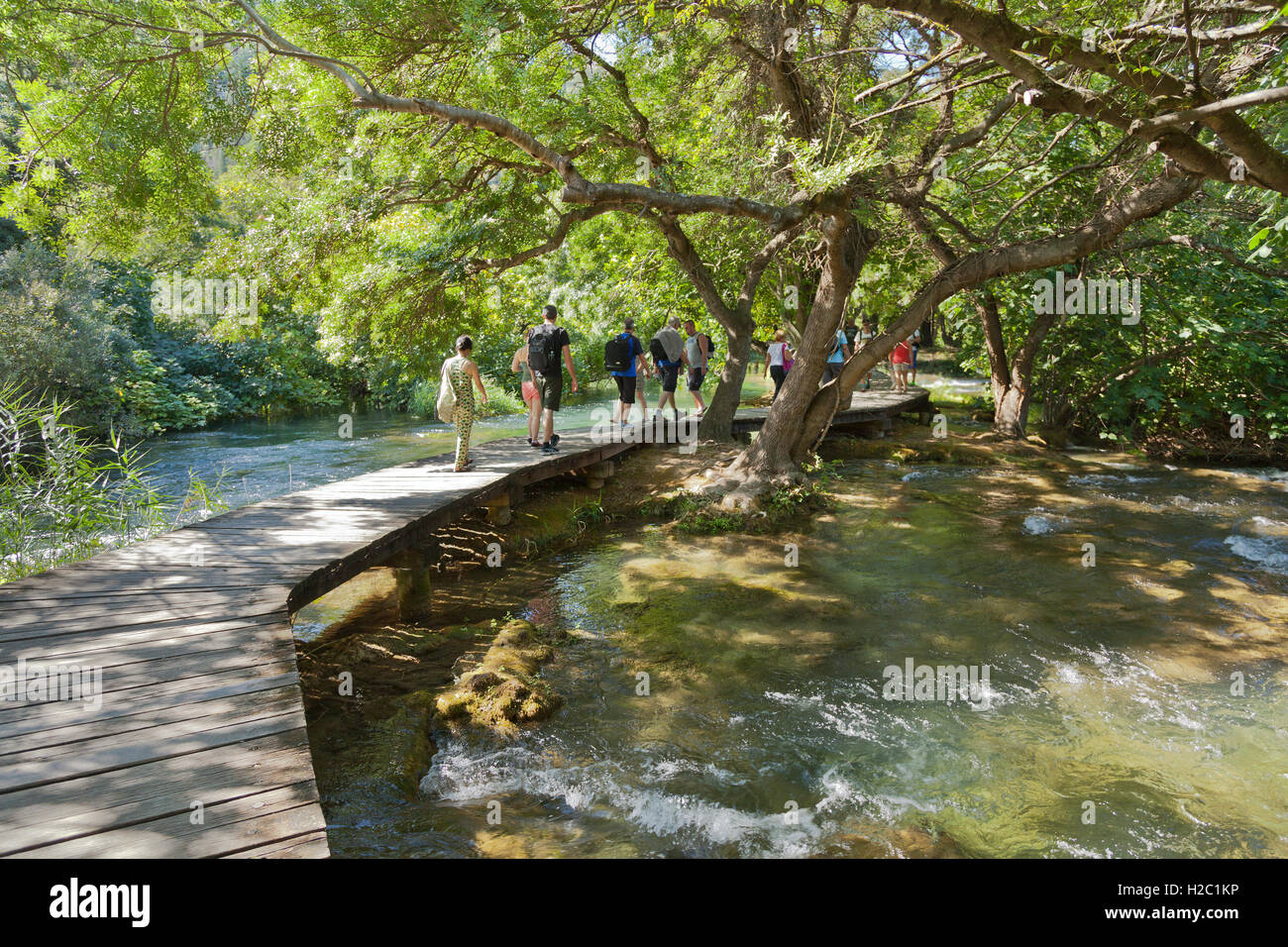 Parco Nazionale di Krka, Croazia, percorso di legno passerella con turisti Foto Stock