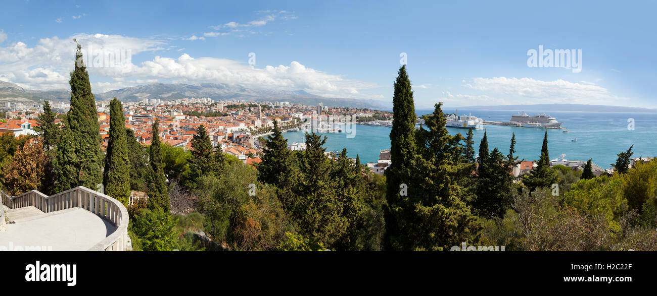 Vista panoramica di Spalato, un importante porto marino sulla costa della Croazia. Vista da ovest ad alta dalla collina Marjan, Bright sun. Foto Stock