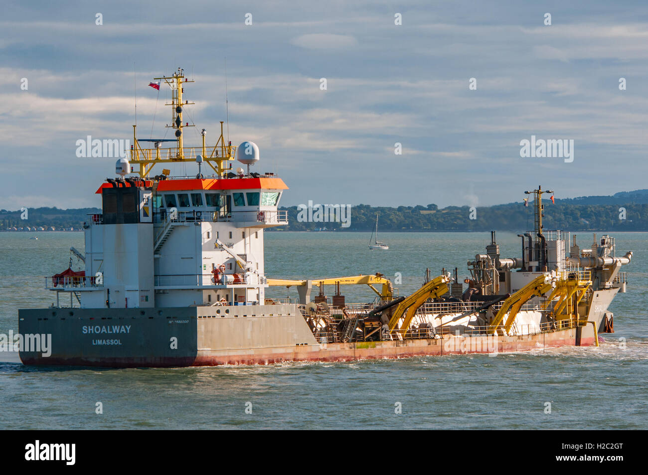 Il dragaggio del canale di avvicinamento a Portsmouth Base Navale. Foto Stock