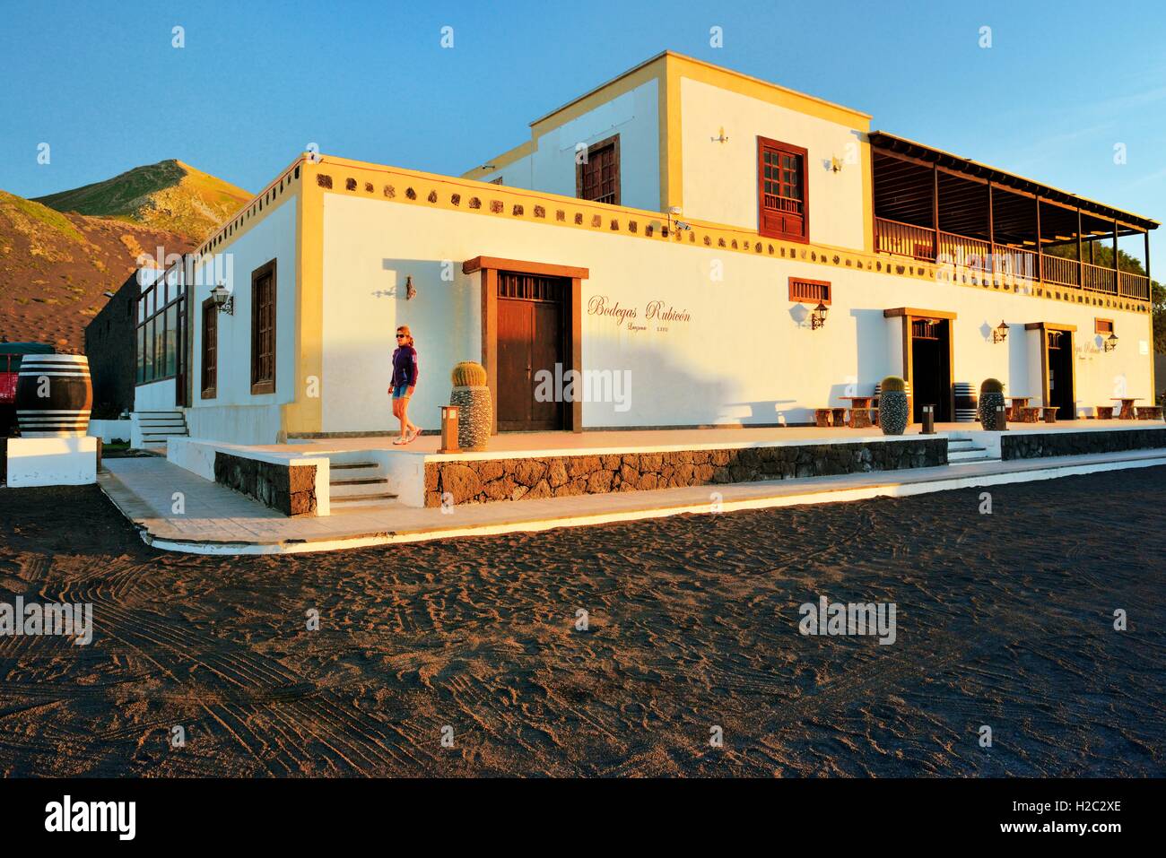 Lanzarote, Isole Canarie. Bodegas Rubicone vino Vigna visitatore shop presso La Geria Foto Stock