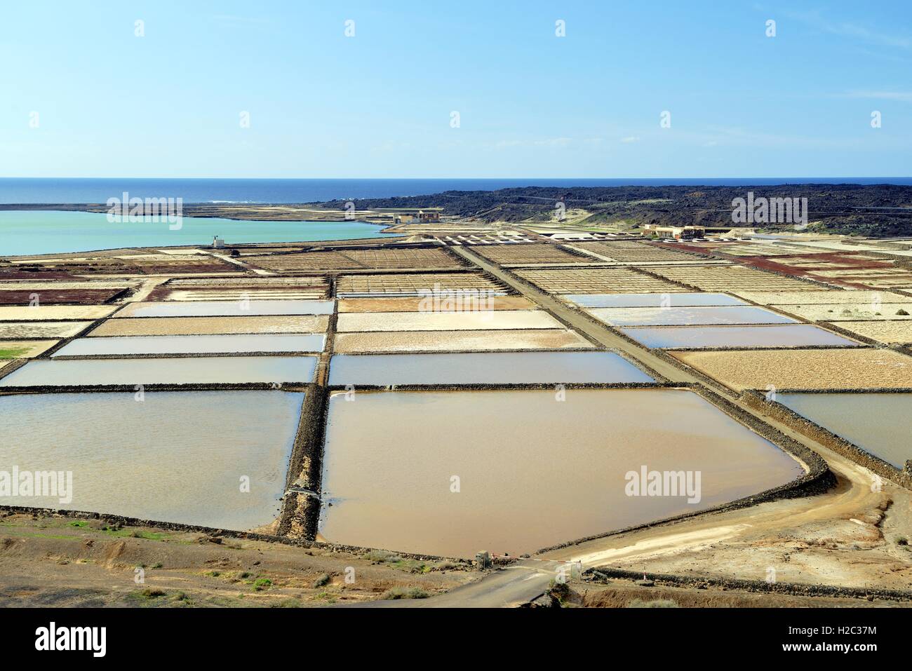 Lanzarote, Isole Canarie, Spagna. Evaporazione solare saline per mare commerciale di estrazione del sale a Salinas de Janubio, Yaiza Foto Stock