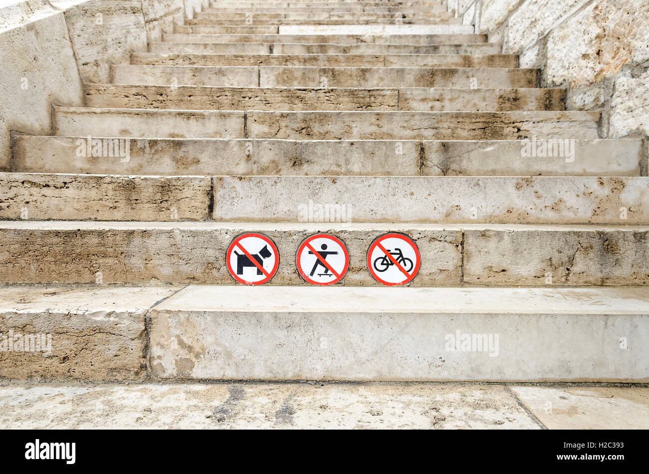 Segno vieta i cani passano, viaggi su una bici e skateboard. Close-up. Foto Stock