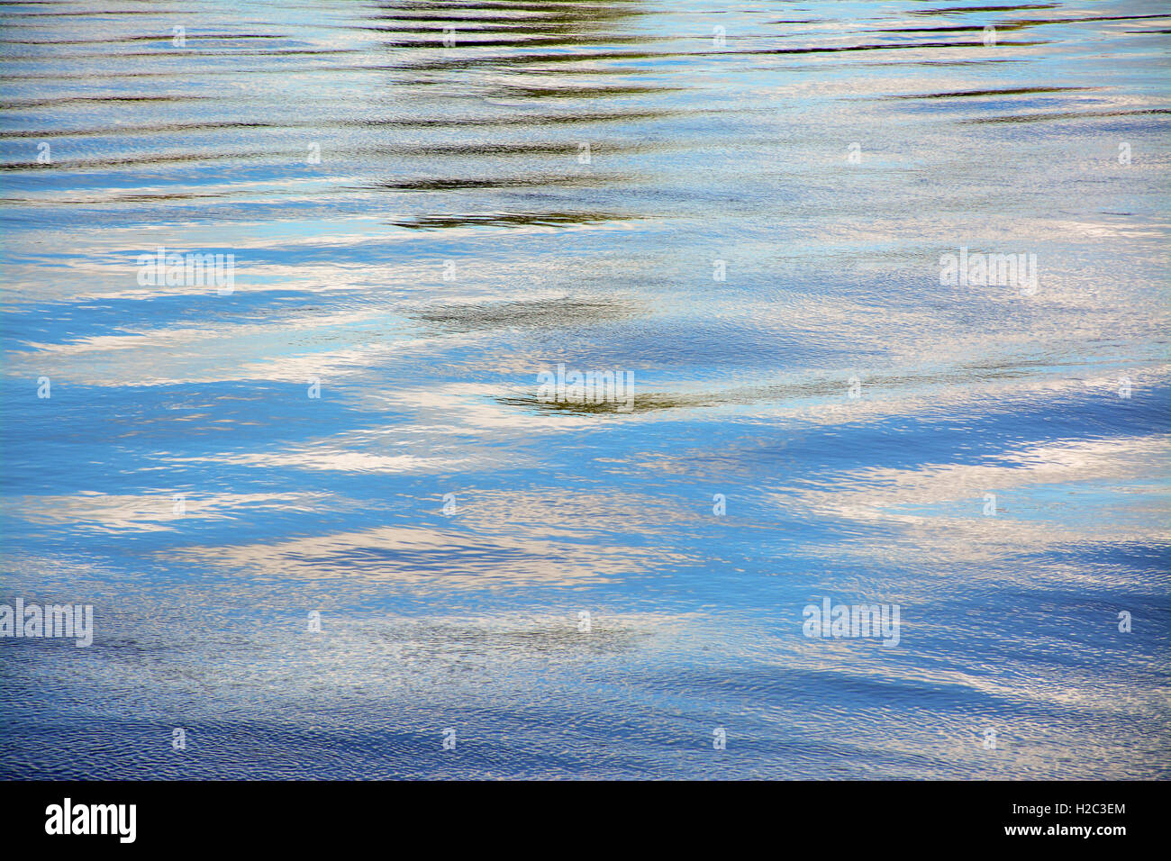 La riflessione del cielo in acqua di fiume Foto Stock