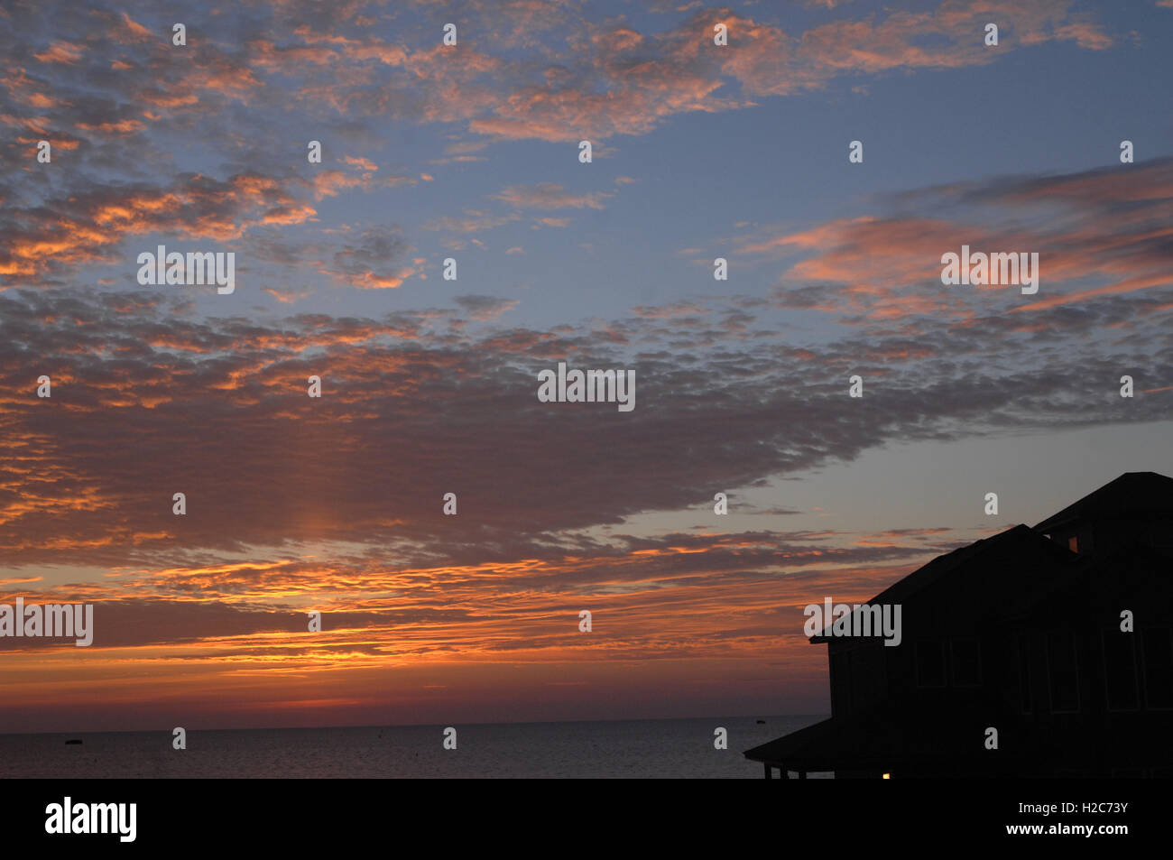 Sunset sunrise sky vacation beach house silhouette con luce calda del sole nero a contrasto di colore Foto Stock