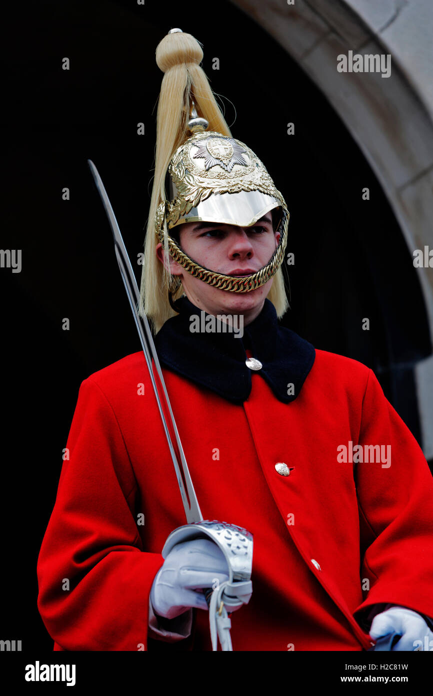 La Queen's Life Guard sulla sfilata delle Guardie a Cavallo, Whitehall, Londra SW1; Inghilterra; Regno Unito Foto Stock