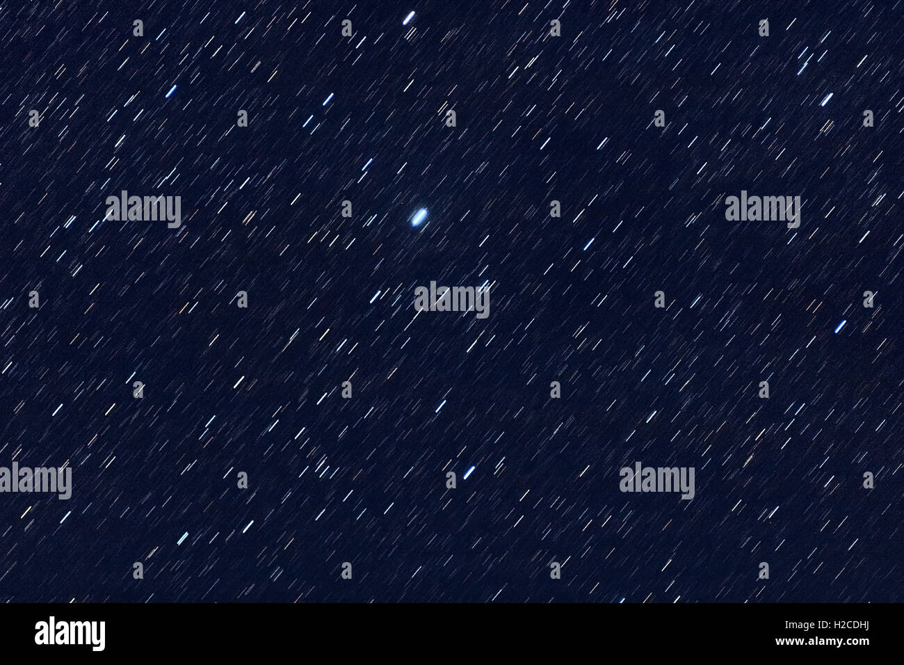 Astronomia universo spazio immagine - modello di tracce stellari con cielo notturno come sfondo. Foto Stock