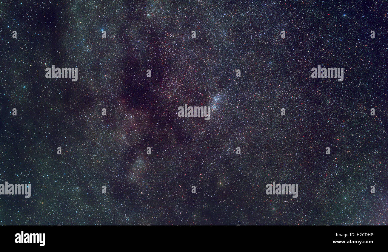 Universo astronomia foto: Via Lattea nella costellazione di Perseo con la Double Star Cluster Chi-H composta da 15.000 stelle Foto Stock