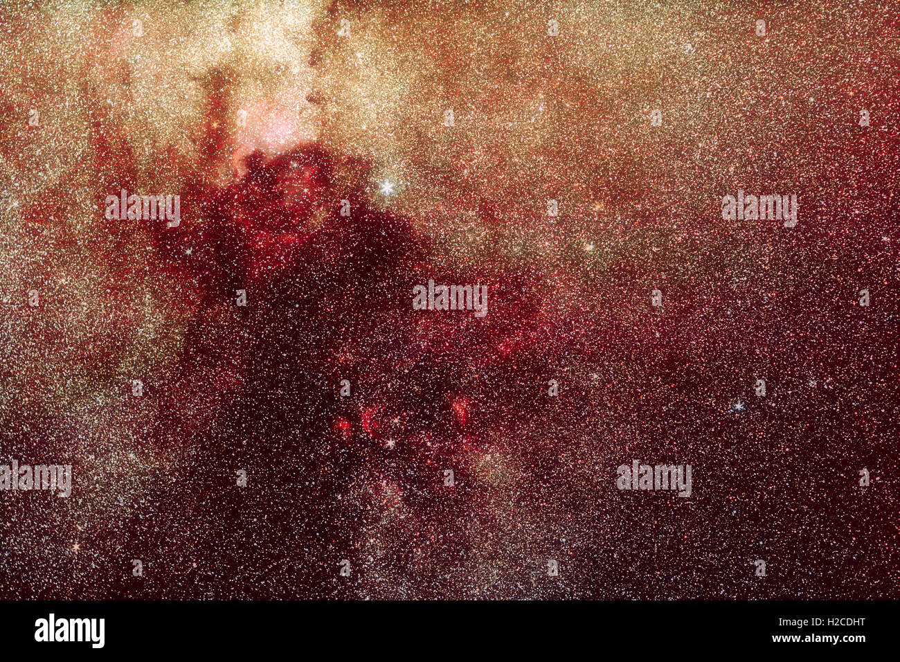 Universo astronomia foto: Via Lattea nella costellazione del Cigno con molte stelle rosse e nebulose di idrogeno Foto Stock