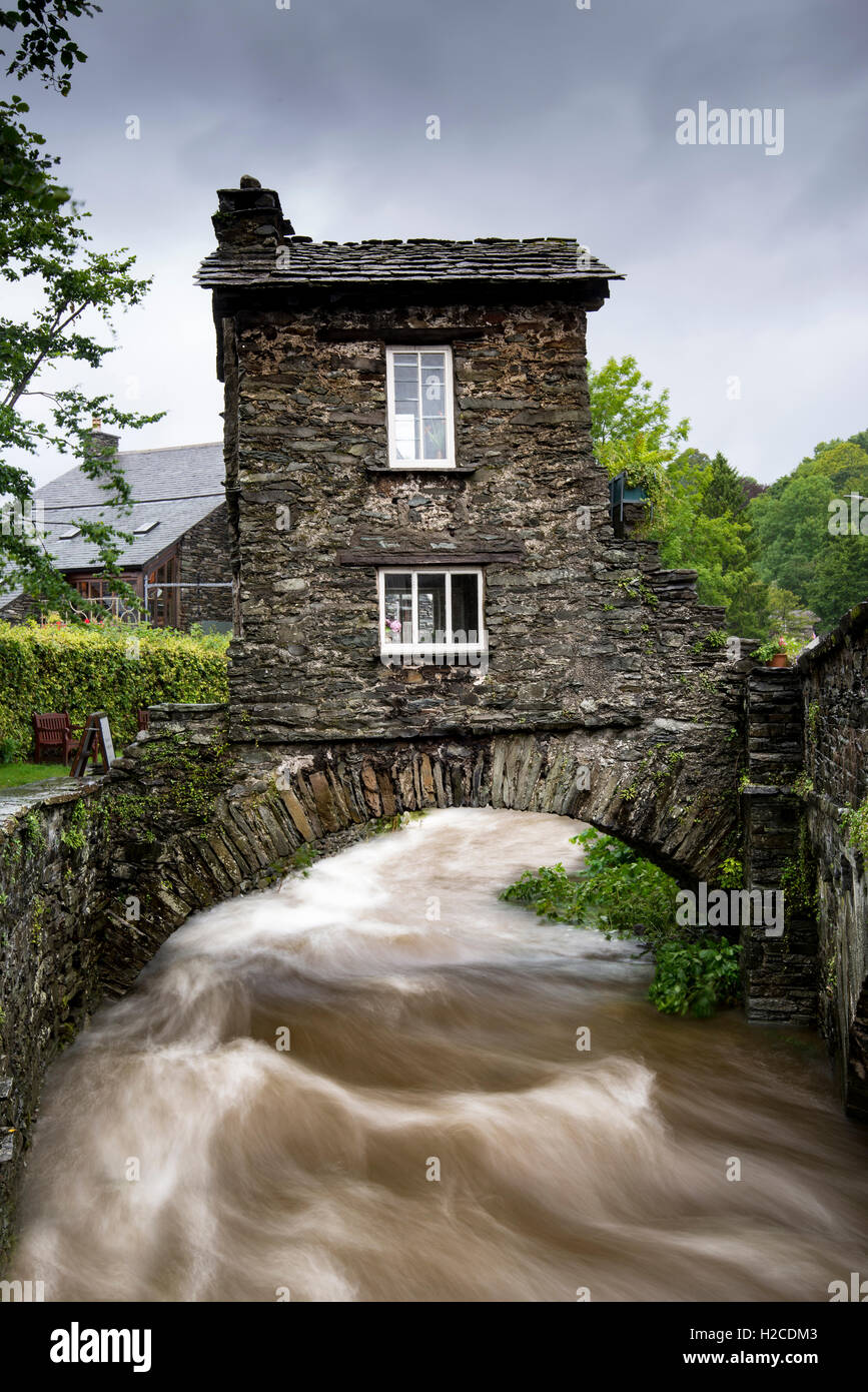 Oggi Bridge House è diventata una icona per Ambleside e i laghi come un intero. Foto Stock