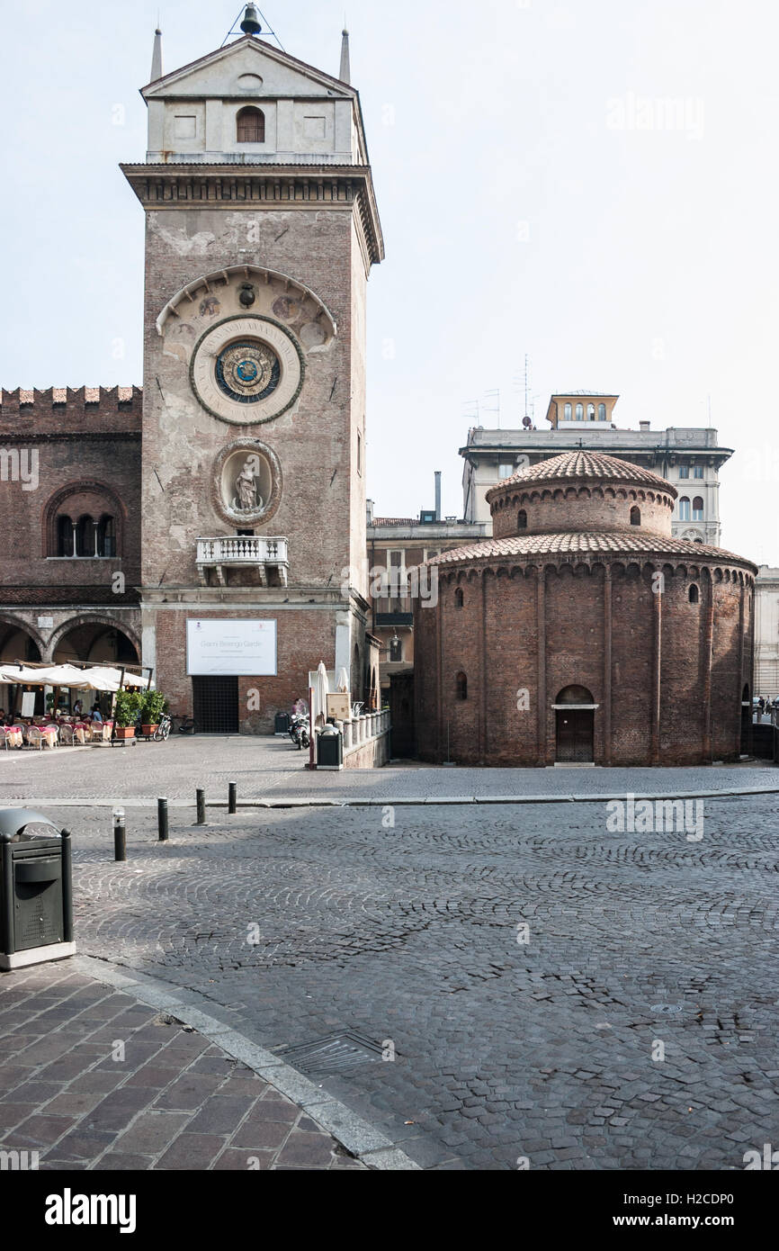 Mantova Lombardia Italia. Piazza delle Erbe con vista sul "Torre dell' orologio' -torre con orologio 1083 e il Foto stock - Alamy