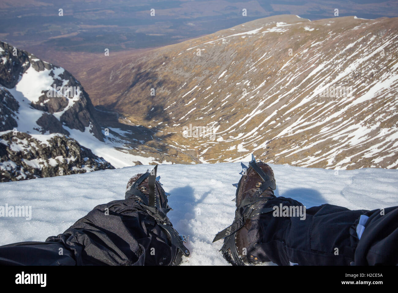 Un alpinista salendo la traversa orientale sulla cresta della torre sul Ben Nevis, vicino a Fort William Scozia, Regno Unito Foto Stock