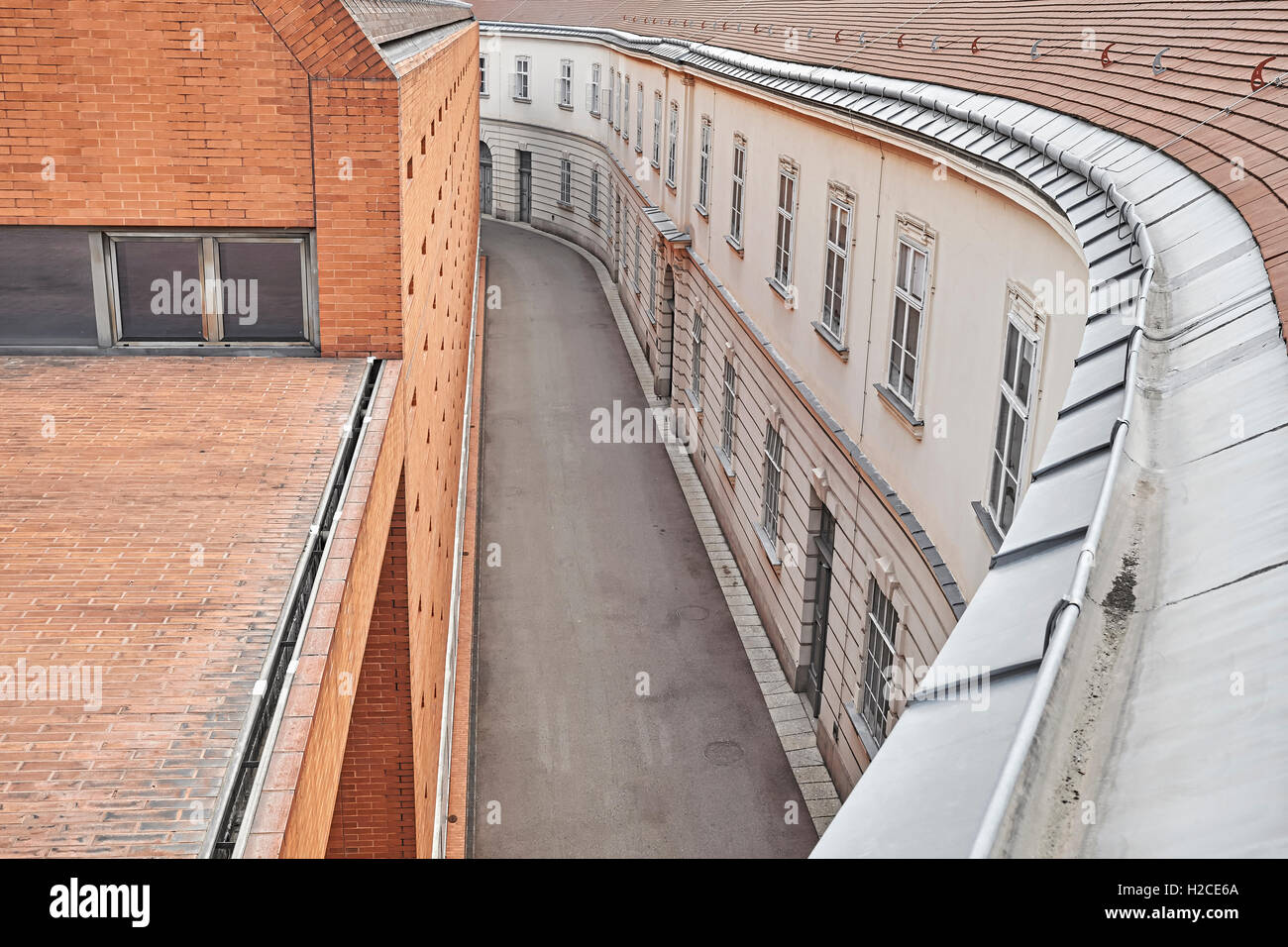 Un elevato angolo di visione di una stretta strada vuota di Vienna in Austria. Foto Stock