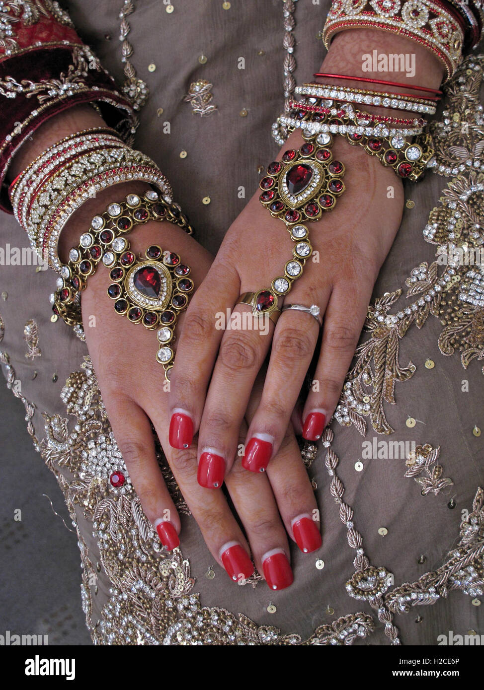 Asian wedding mani e articoli di gioielleria, henna e oro Foto Stock