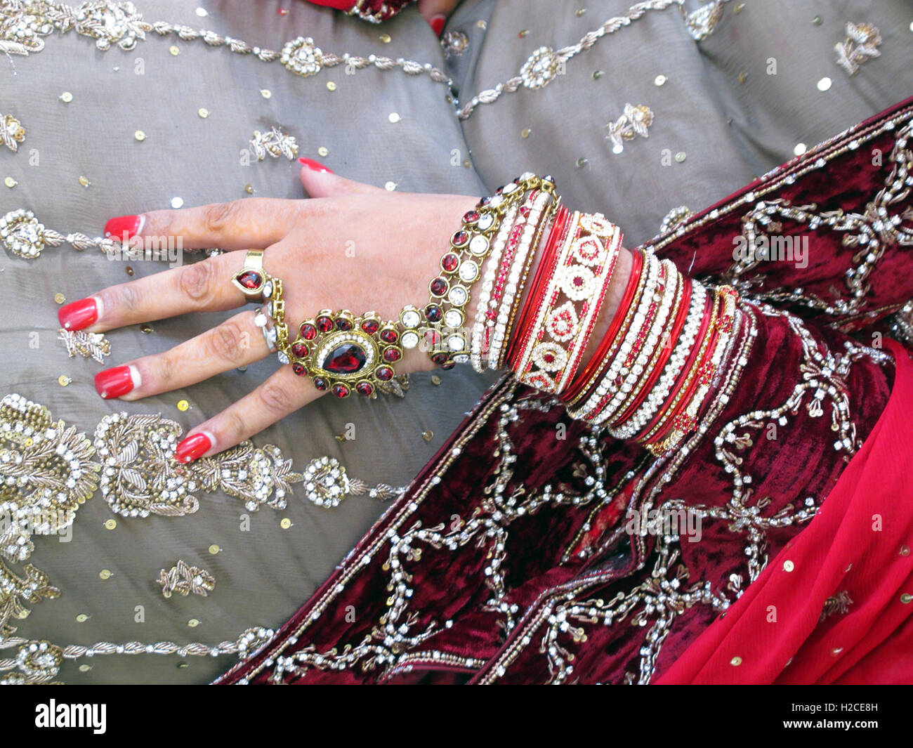 Asian wedding mani e articoli di gioielleria, henna e oro Foto Stock