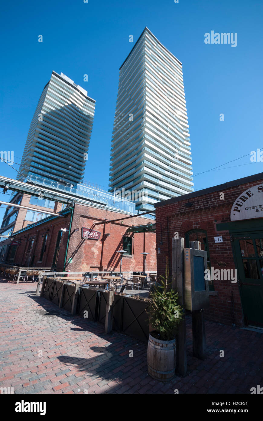 Storici e moderni edifici che coesistono in distilleria, una destinazione turistica e residenziale nel centro di Toronto in Canada Foto Stock