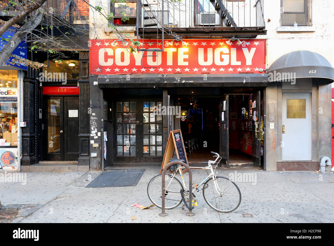 [Storefront storico] Coyote Ugly NYC, 153 First Ave, New York, New York. Di fronte a un bar nel quartiere East Village di Manhattan. Foto Stock