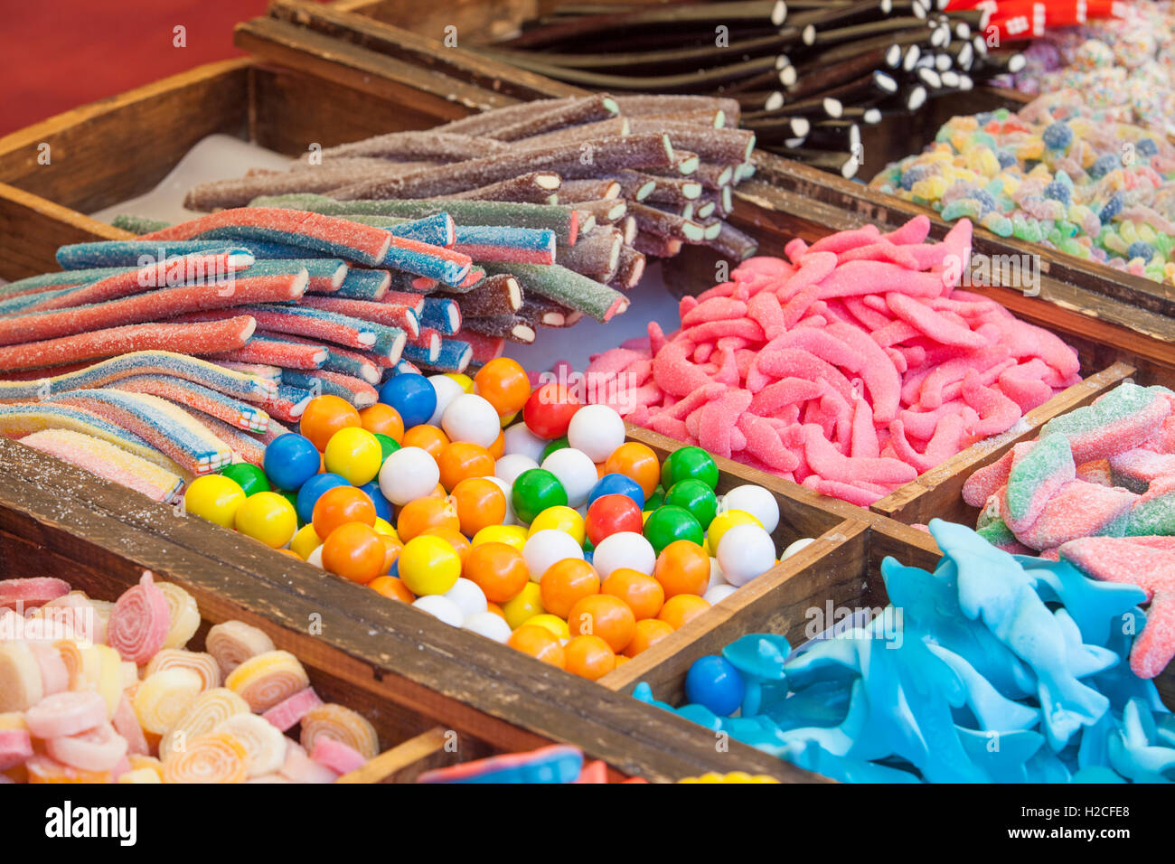 Caramelle colorate, canditi e gelatine alla strada del mercato in stallo Foto Stock