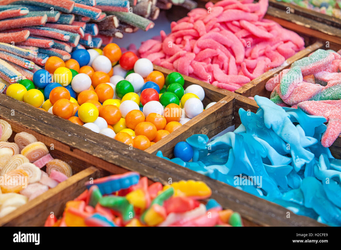 Caramelle colorate, canditi e gelatine alla strada del mercato in stallo Foto Stock