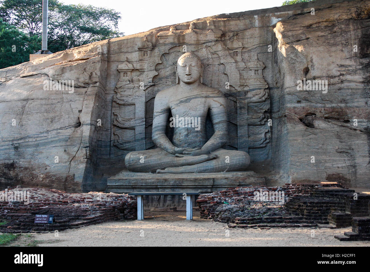 Buddha seduto scolpito nella roccia, Polonnaruwa, Sri Lanka Foto Stock