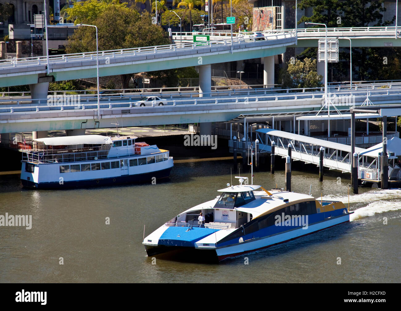 Catamarano in traghetto sul Fiume Brisbane Foto Stock