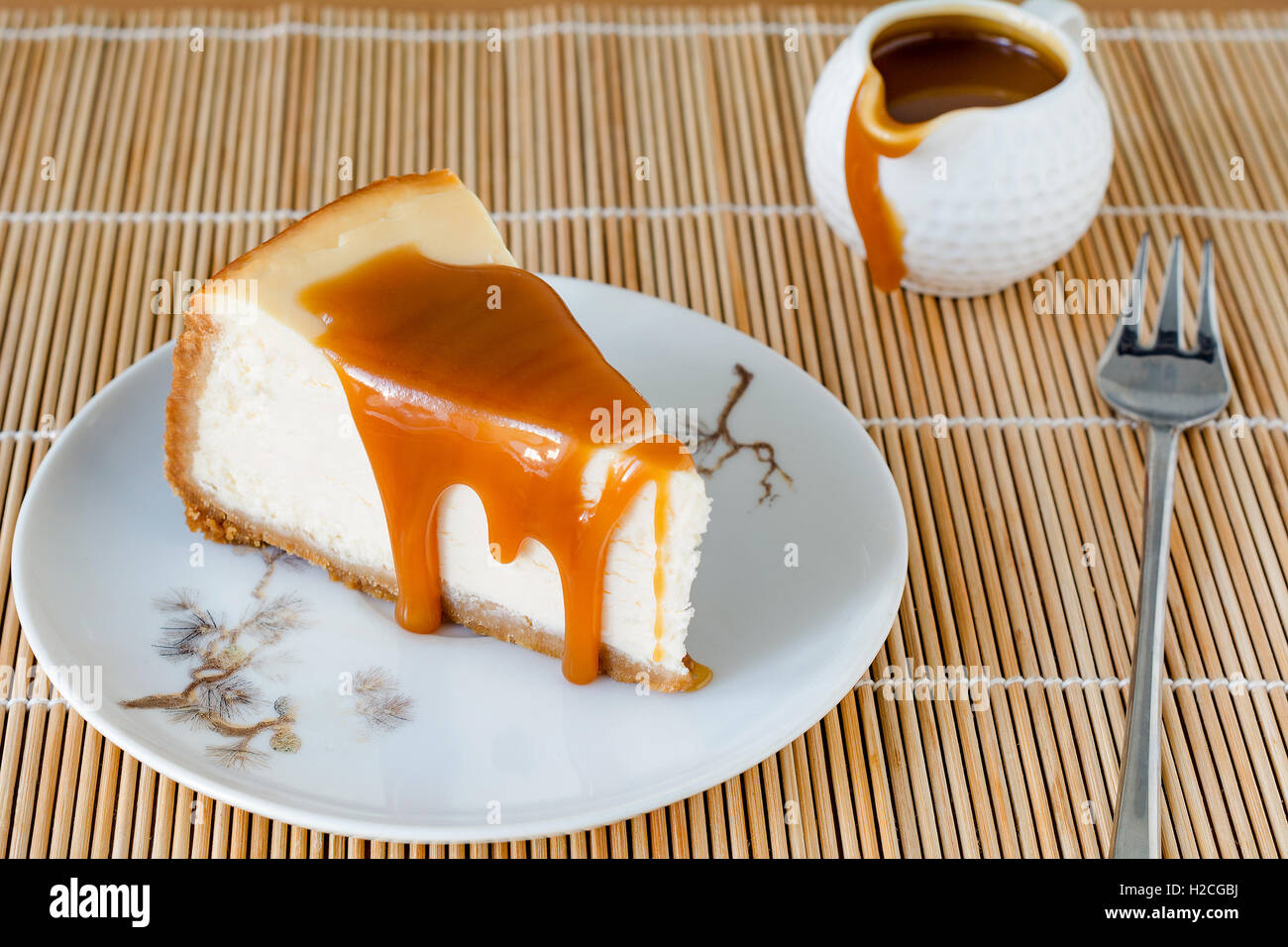 Fetta di cheecake con salsa di caramello Foto Stock