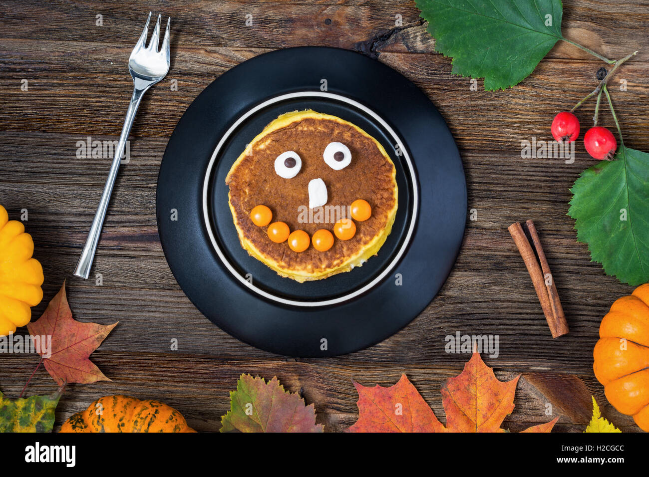 Frittelle di zucca di Halloween per bambini colazione pasto. Vista superiore, orizzontale Foto Stock