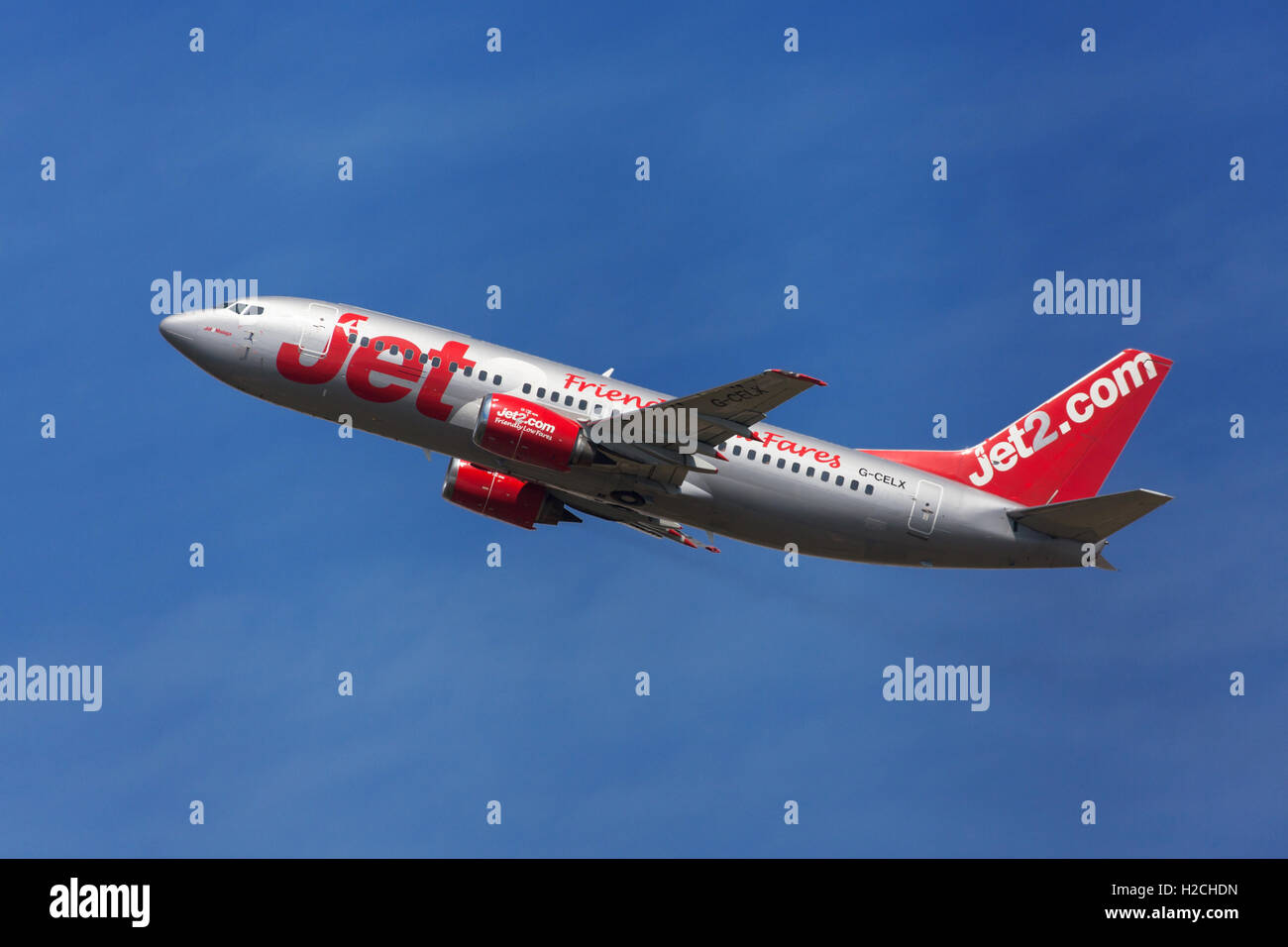 Jet2 Boeing 737-300 il decollo dall'Aeroporto El Prat di Barcellona, Spagna. Foto Stock
