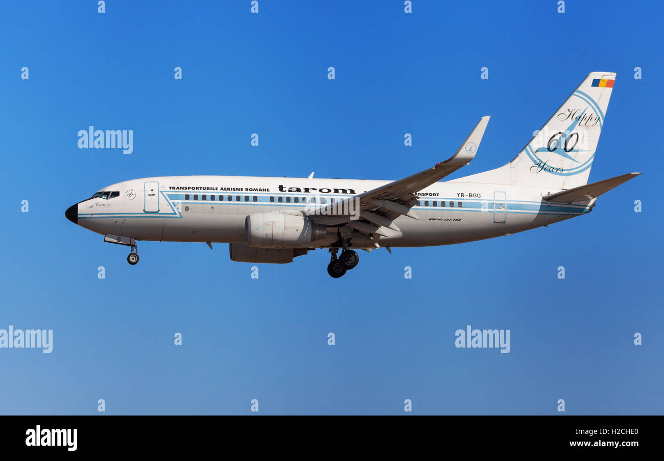 Tarom Boeing 737-700 indossando Happy 60 anni livrea rétro avvicinamento all Aeroporto El Prat di Barcellona, Spagna. Foto Stock