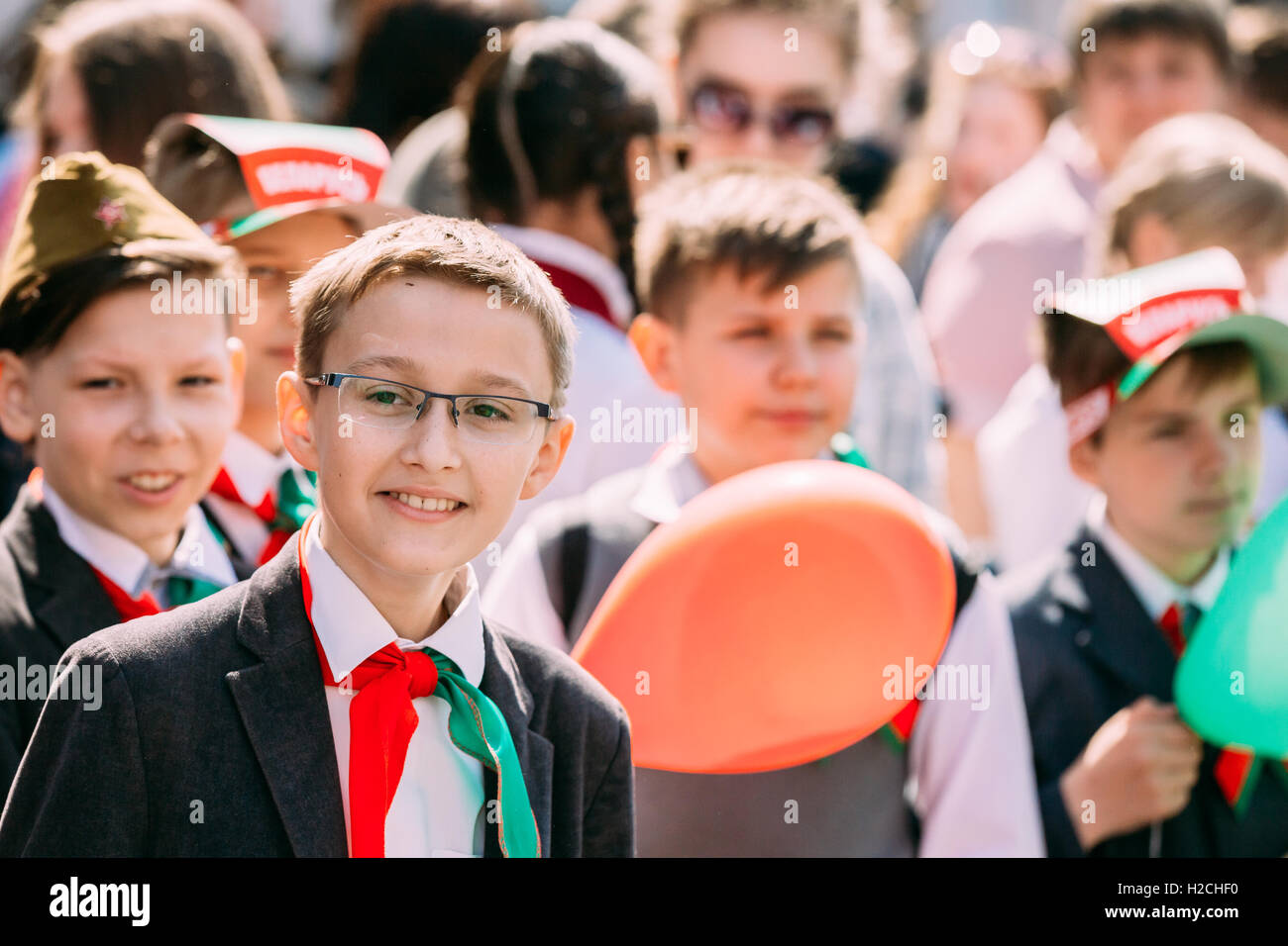 Homiel di Gomel in Bielorussia, la Giornata della Vittoria, 9 Maggio Celebrazione. Chiudere sorridente Scolaro di età elementari che guarda lontano è tra i suoi Classm Foto Stock