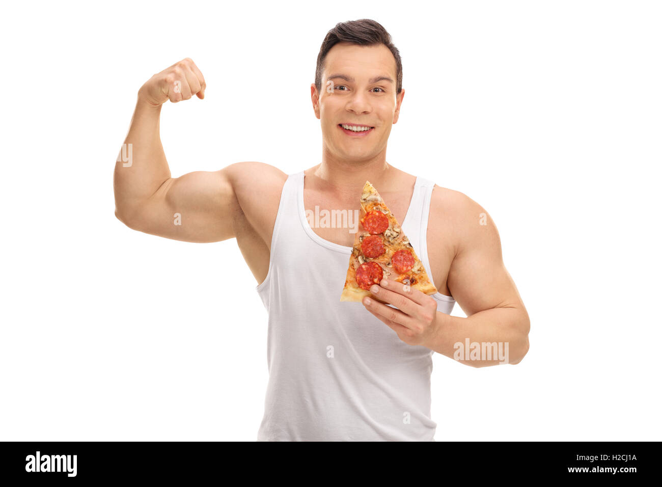 Uomo gioioso tenendo un trancio di pizza e flettendo il suo bicipite isolato su sfondo bianco Foto Stock