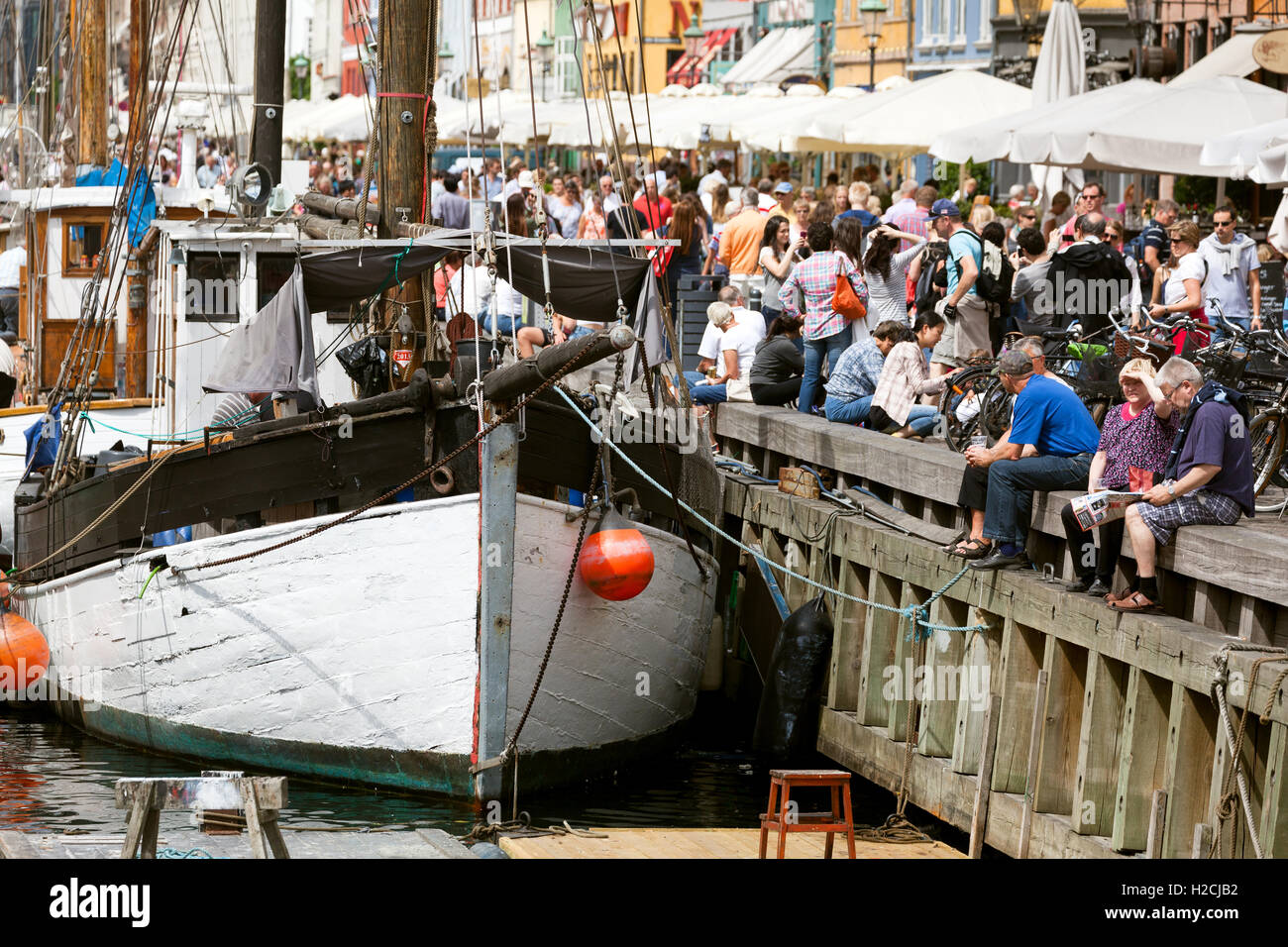 Folle turistiche Nyhavn Copenhagen DANIMARCA Foto Stock