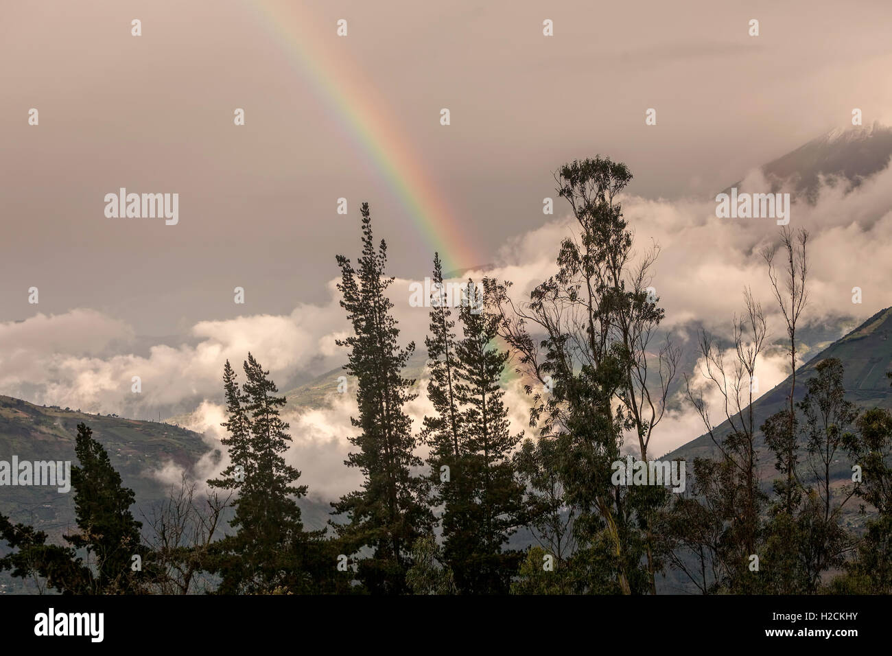 Paesaggio di montagna con un arcobaleno su vulcano Tungurahua, Ecuador, Sud America Foto Stock