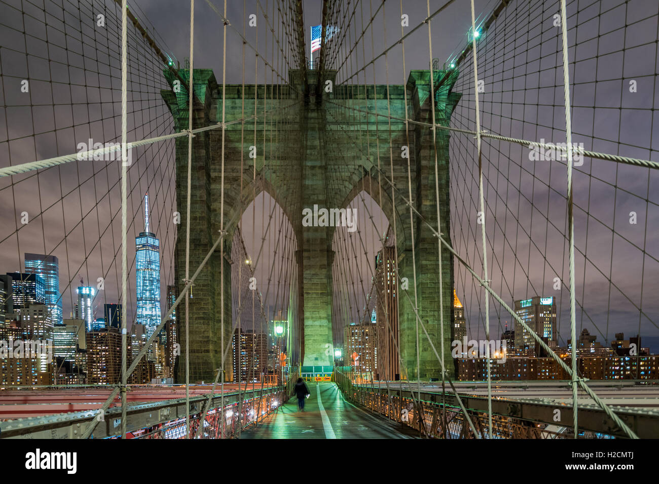 Il Ponte di Brooklyn è un cavo ibrido-alloggiato/ponte di sospensione in New York City ed è uno dei più antichi ponti di qualsiasi tipo Foto Stock