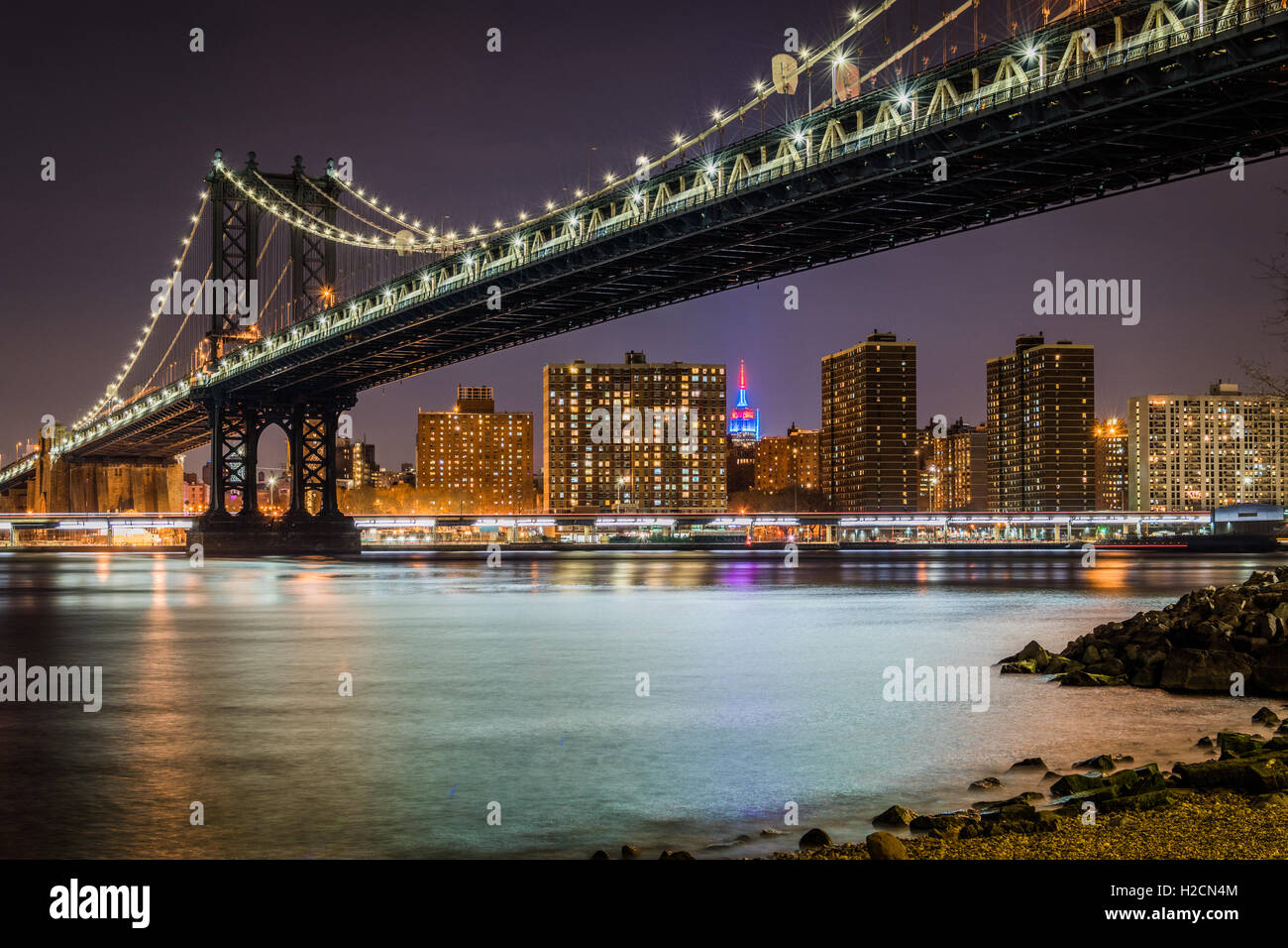 Il Manhattan Bridge e Empire State Building vista dal Ponte di Brooklyn Park Foto Stock