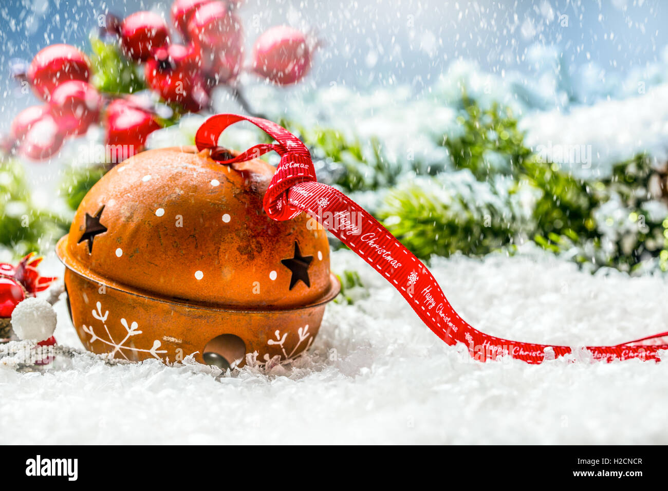 Buon Natale Jingle Bells.Le Palle Di Natale Jingle Bells Nastro Rosso Con Testo Buon Natale Innevate Sullo Sfondo Astratto E Decorazione Foto Stock Alamy