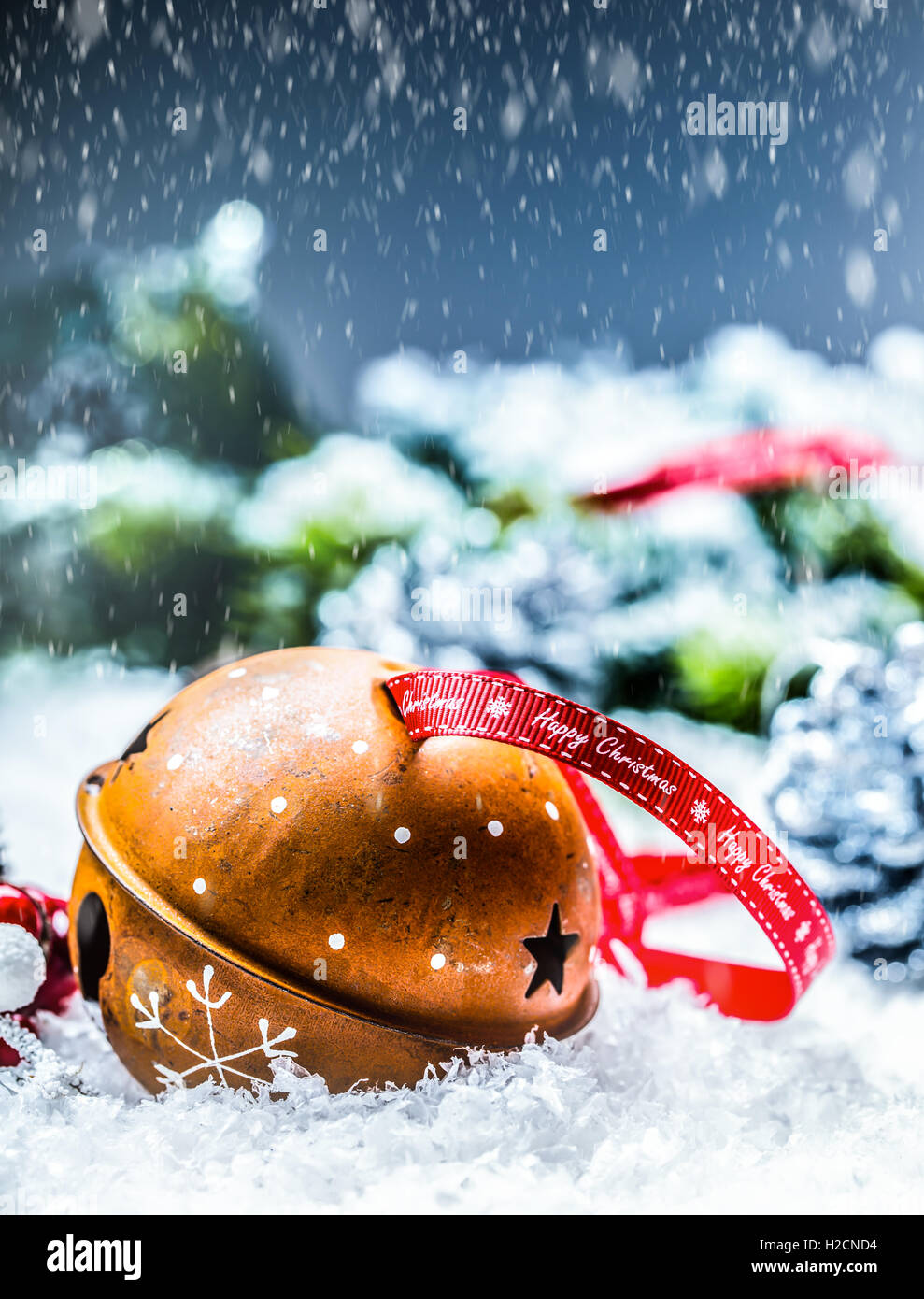 Buon Natale Jingle Bells.Le Palle Di Natale Jingle Bells Nastro Rosso Con Testo Buon Natale Innevate Sullo Sfondo Astratto E Decorazione Foto Stock Alamy