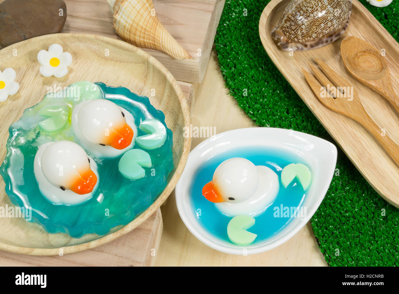 Bianco Noce di cocco di anatra jelly in gelatina blu Foto Stock