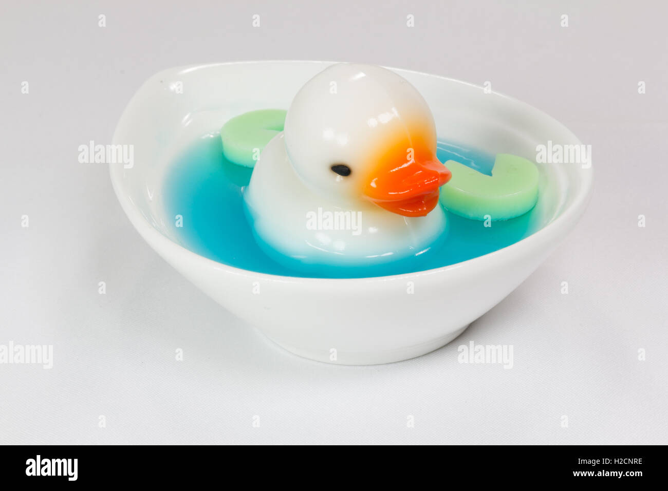 Bianco Noce di cocco di anatra jelly in gelatina blu Foto Stock