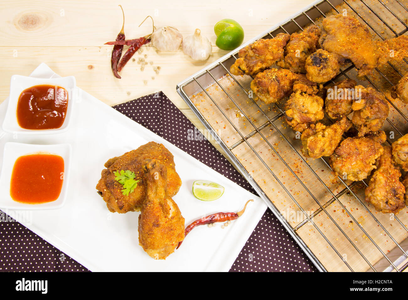 Fritto di pollo croccante su il piatto e il vassoio Foto Stock