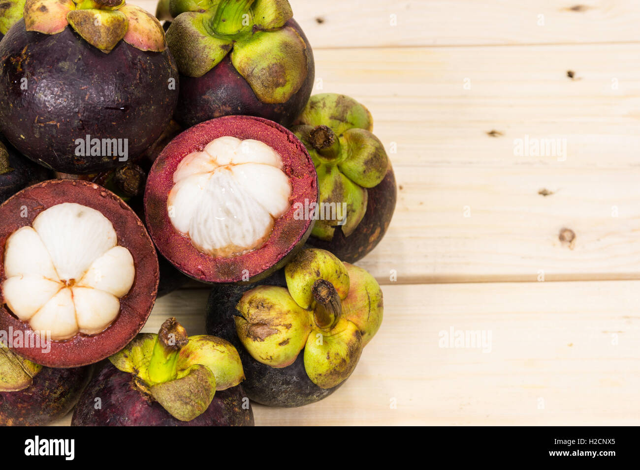 Gruppo di mangosteen fresco su legno Foto Stock