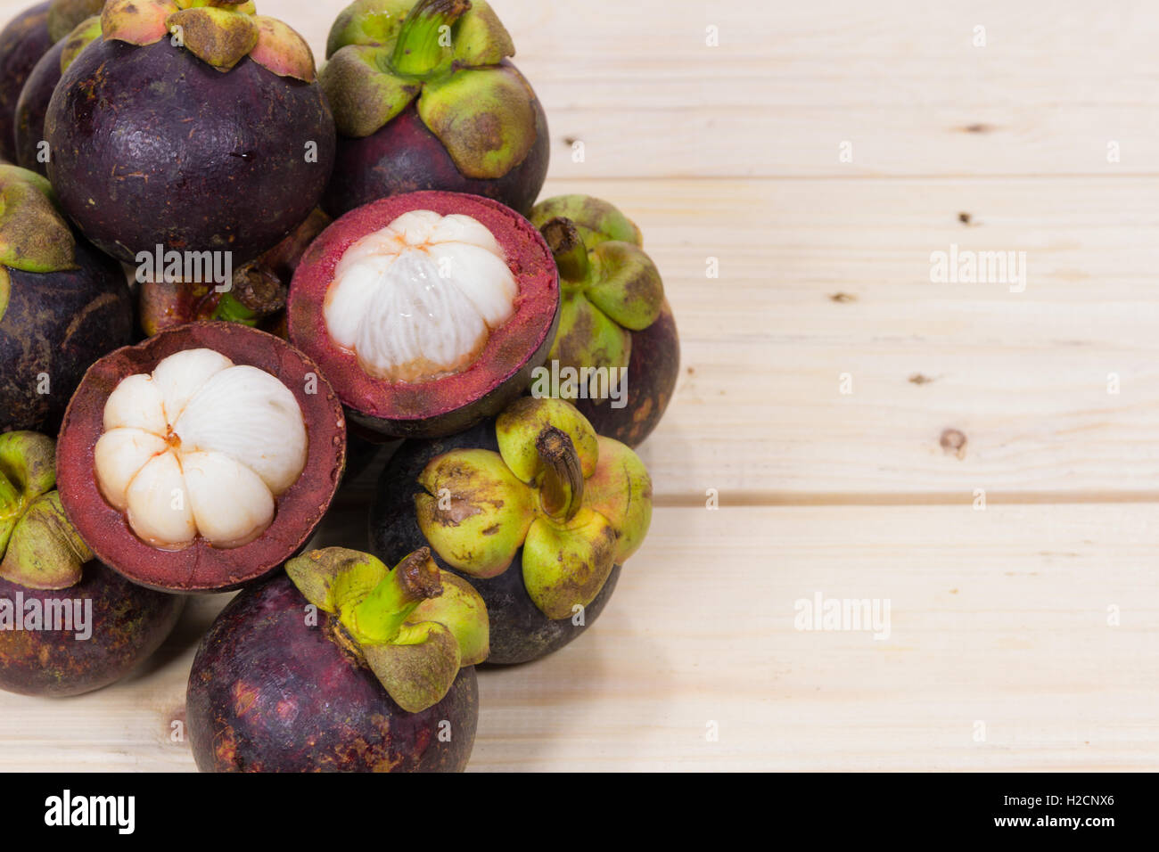 Gruppo di mangosteen fresco su legno Foto Stock