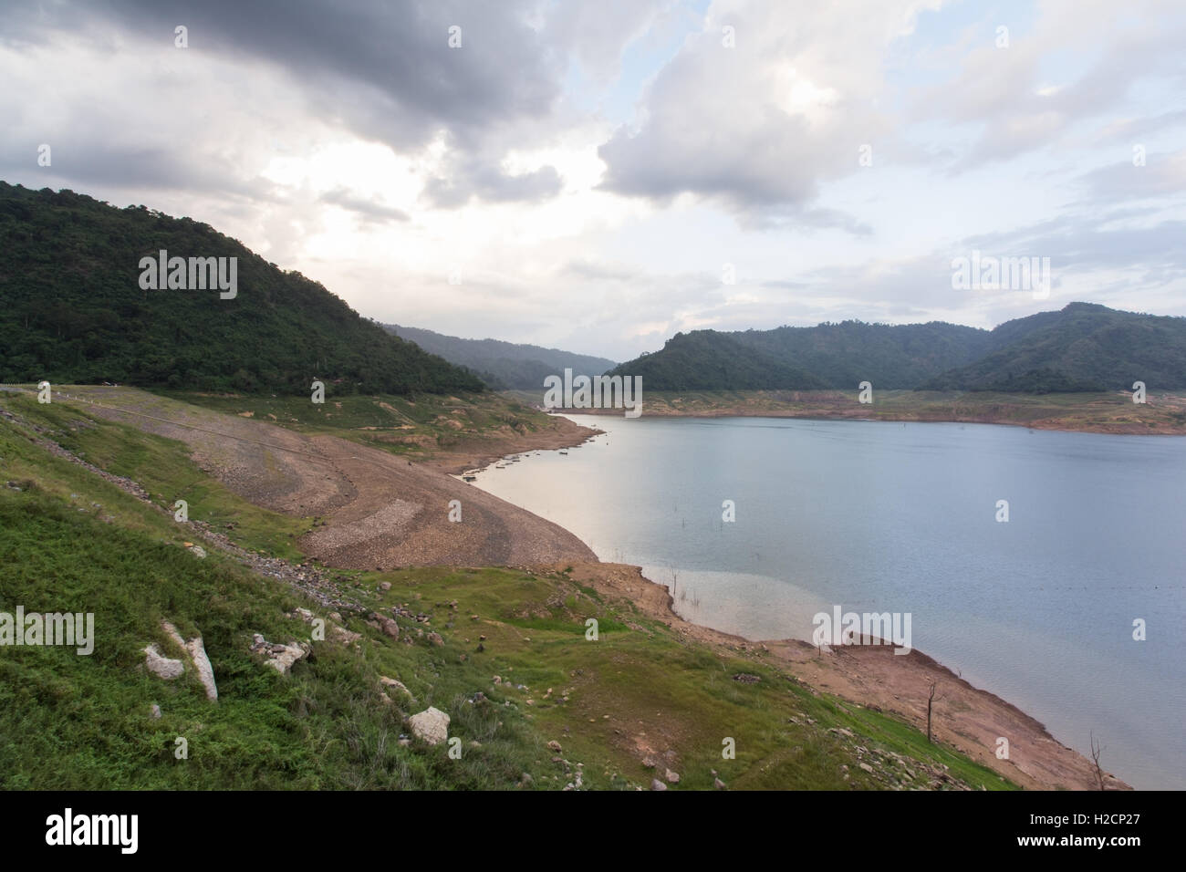 Vista del paesaggio di Kun Dan Prakarnchon Dam Thailandia nella stagione secca Foto Stock