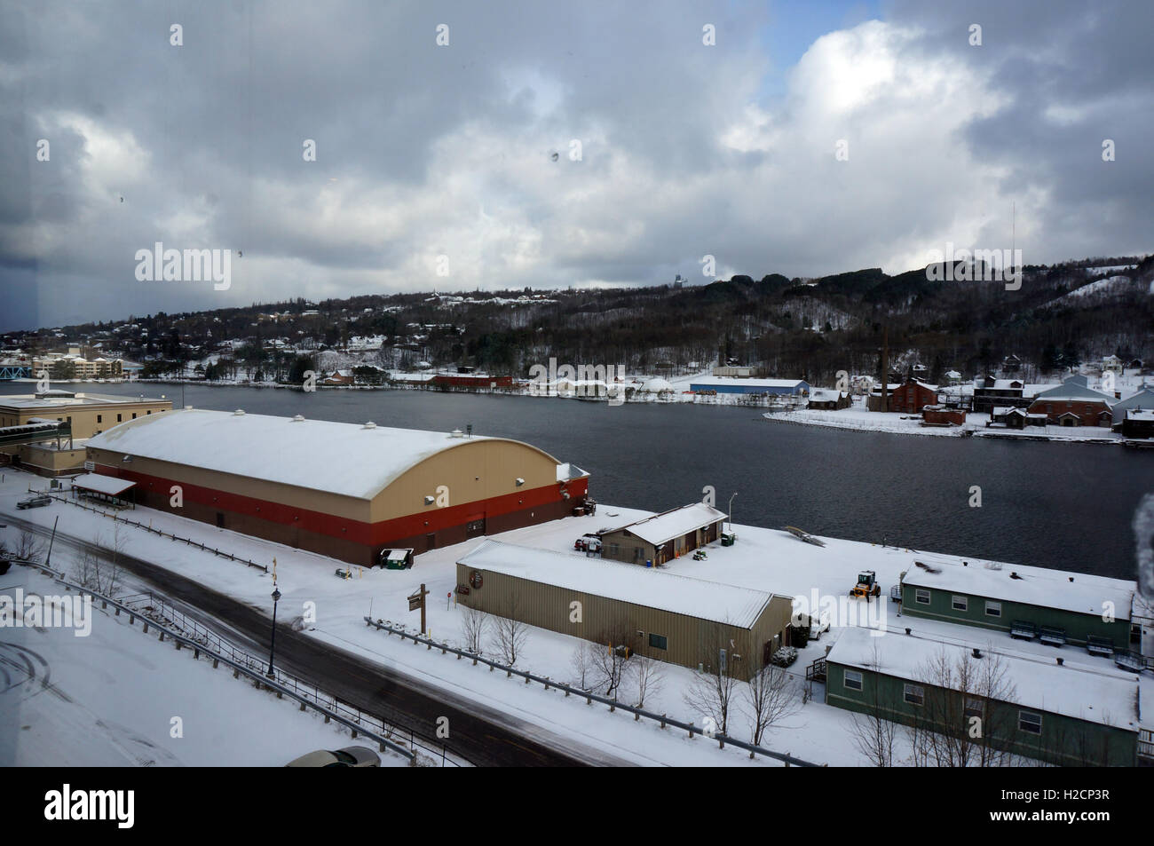 Scena invernale che mostra una vista del lago di Portage in inverno Foto Stock