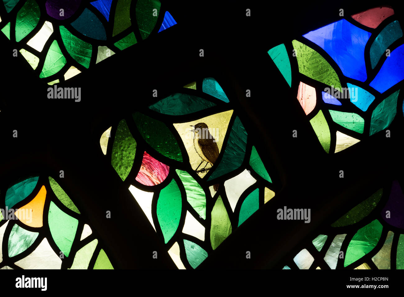 La finestra di speranza il vetro macchiato dettaglio, la chiesa di Santa Maria, Lapworth, Warwickshire, Inghilterra, Regno Unito Foto Stock