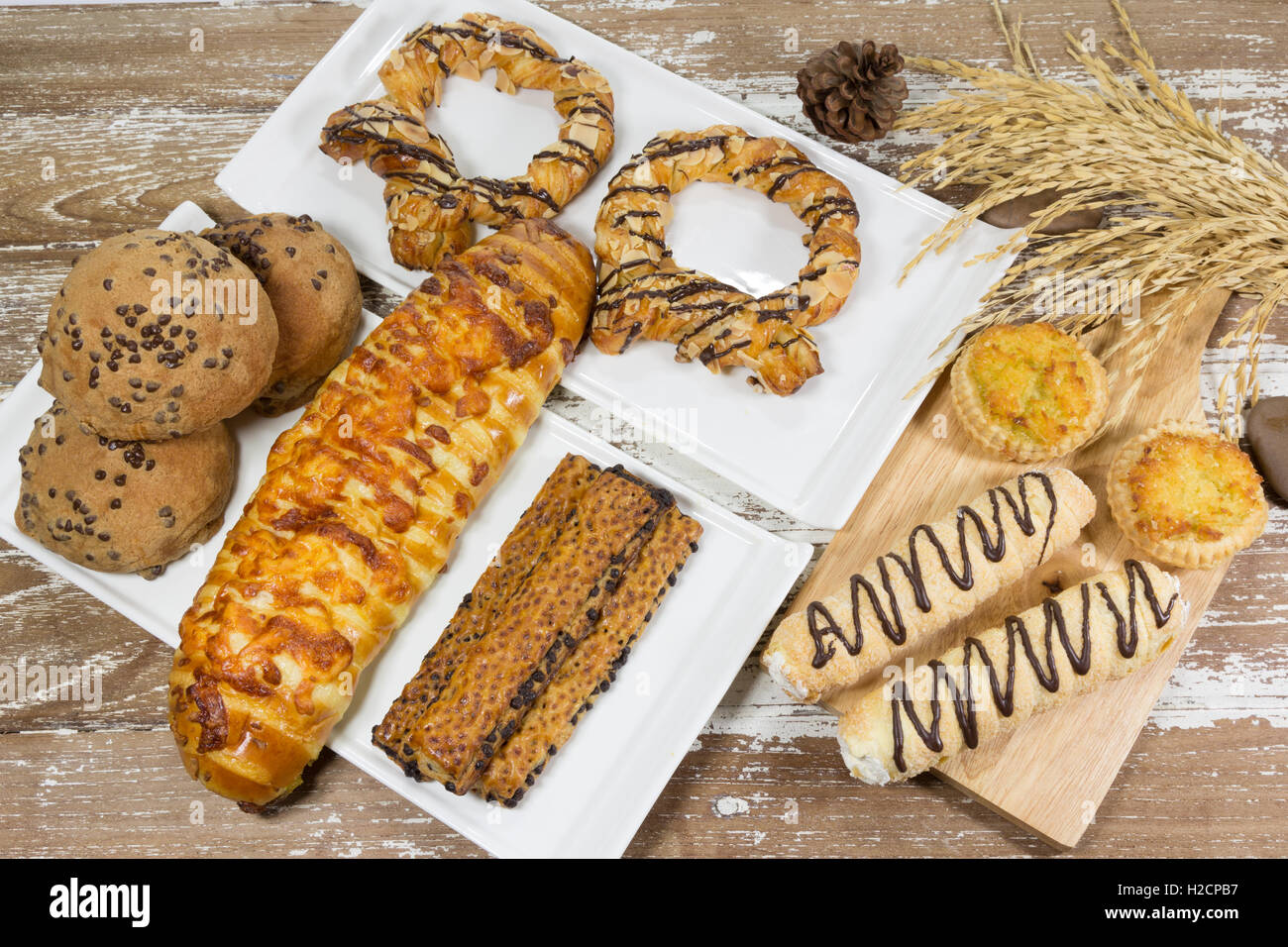 Composizione di prodotti da forno su sfondo di legno Foto Stock