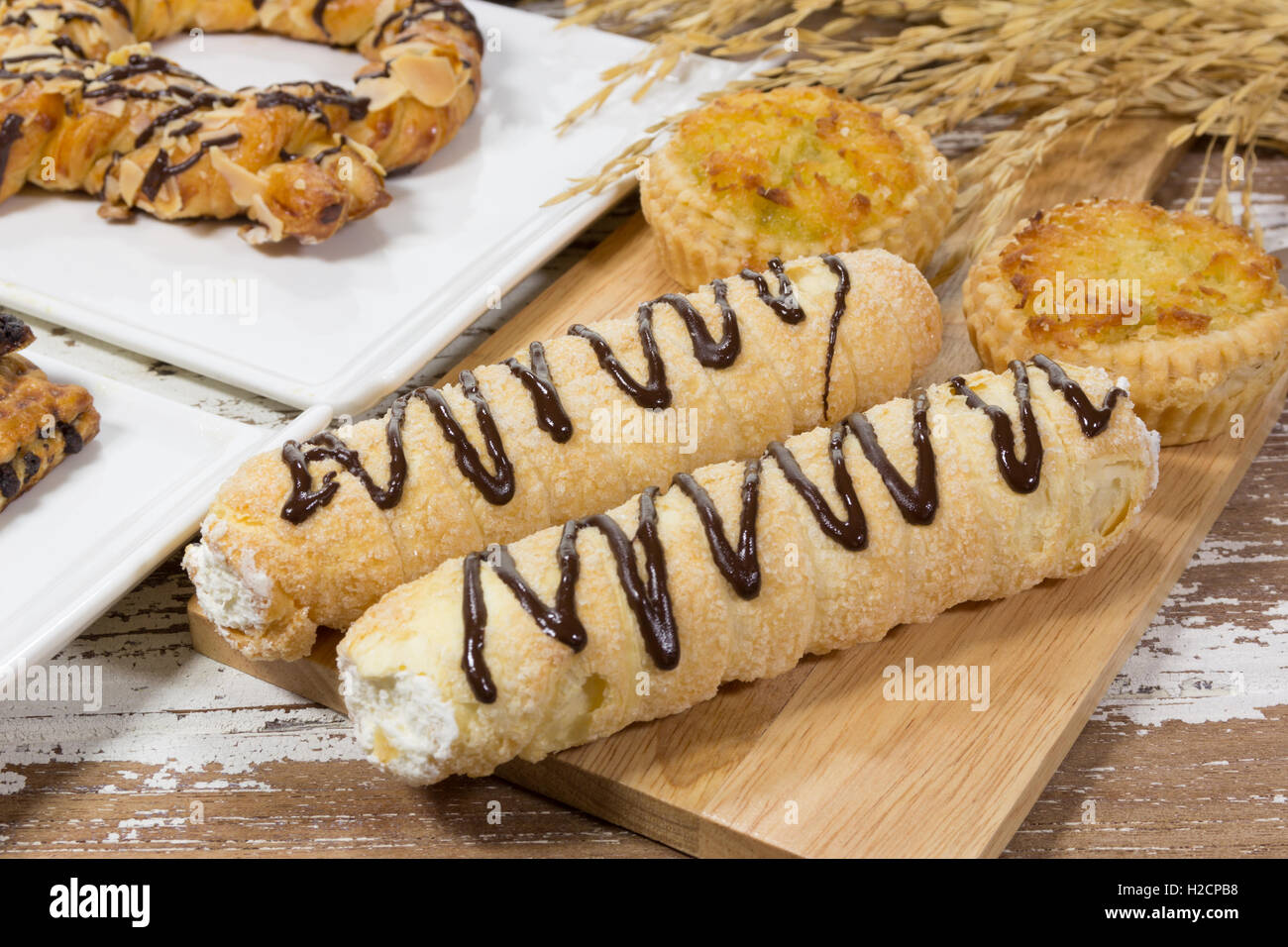 Composizione di prodotti da forno su sfondo di legno Foto Stock