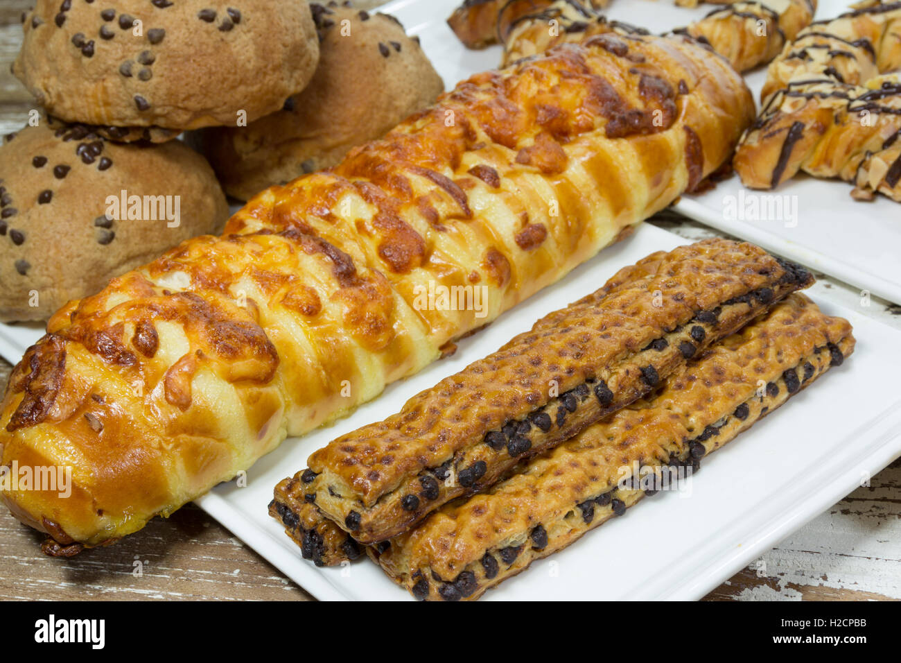 Composizione di prodotti da forno su sfondo di legno Foto Stock