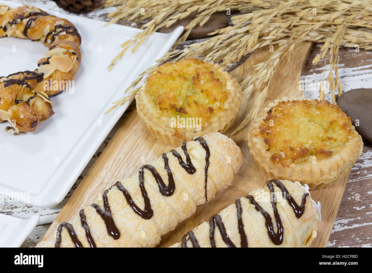 Composizione di prodotti da forno su sfondo di legno Foto Stock